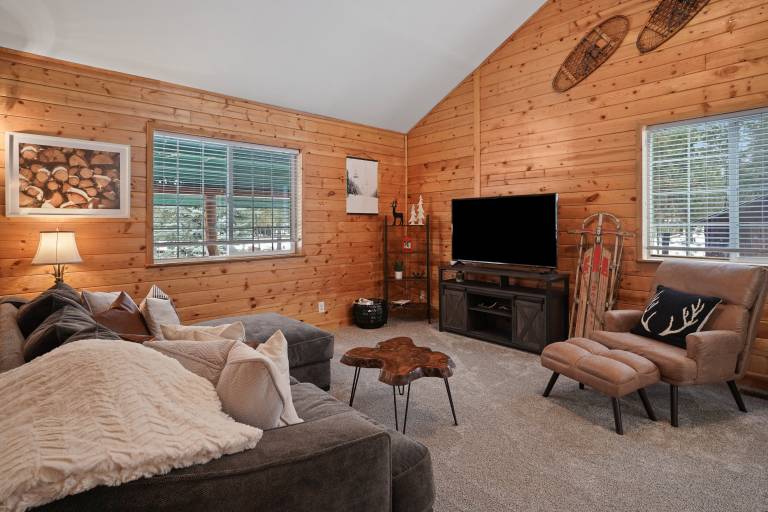 Basecamp - Cabin, Private Fenced Beauty! Detached Game Room, Darts, Basketball, Foosball — photo 3