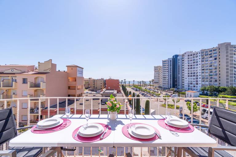 Fully equipped wonderful apartment with yard, pool & terrace | Beach nearby | Dogs allowed in Roses