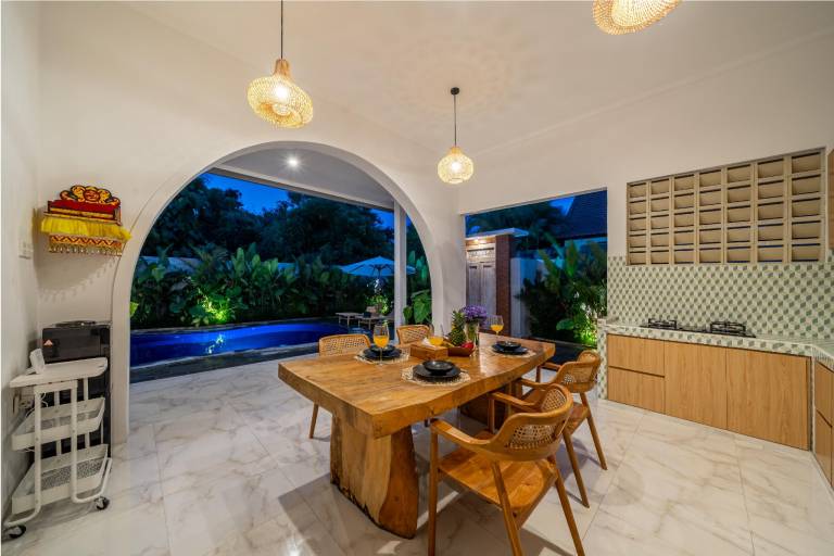 Villa with pool, jacuzzi & yard — photo 3