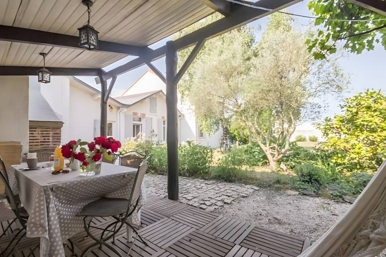Vacation home with grill, terrace & fast internet | Garden view in Malakoff