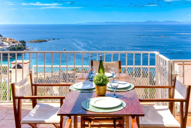 Fully equipped vacation home with grill, yard & terrace | Next to the beach | Pet-friendly in Roses