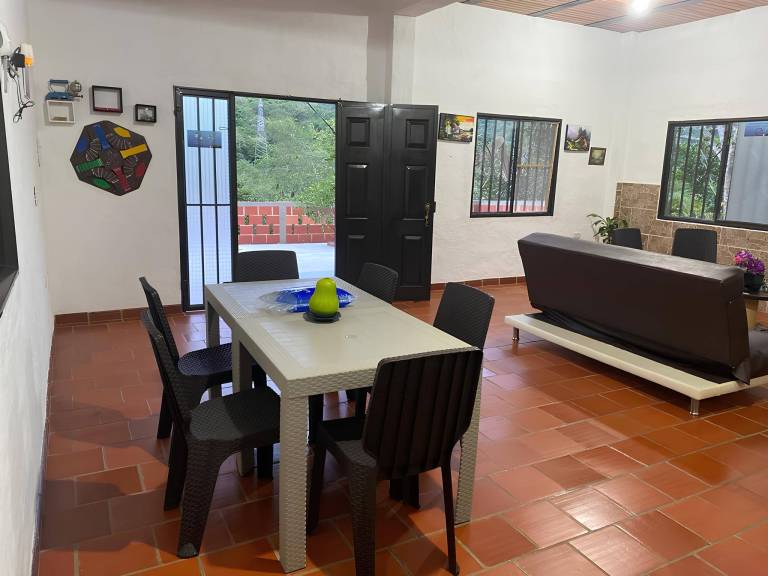 Bergh&uuml;tte mit Blick auf die Berge