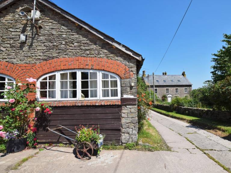 Fully equipped lovely cottage with pool & hot tub | Pets are welcome — photo 4