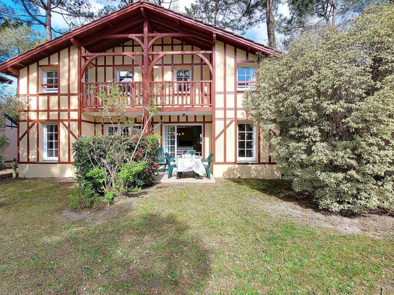 Villa with pool & barbecue in Dax