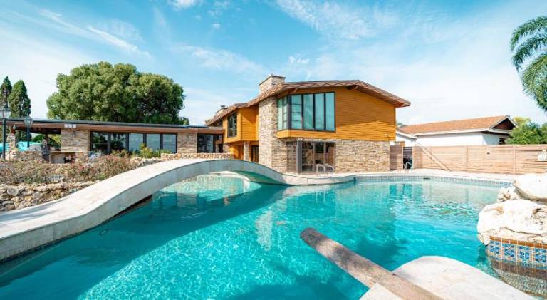 372 m&sup2; Villa