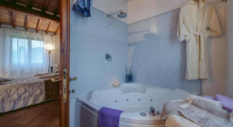 Pleasant vacation home with yard, hot tub & private pool | Suitable for remote work | Pet-friendly — photo 3