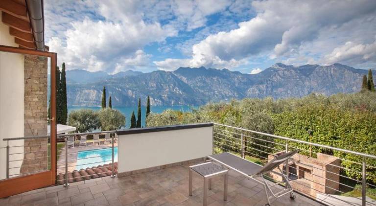 Villa with pool & hot tub — photo 4
