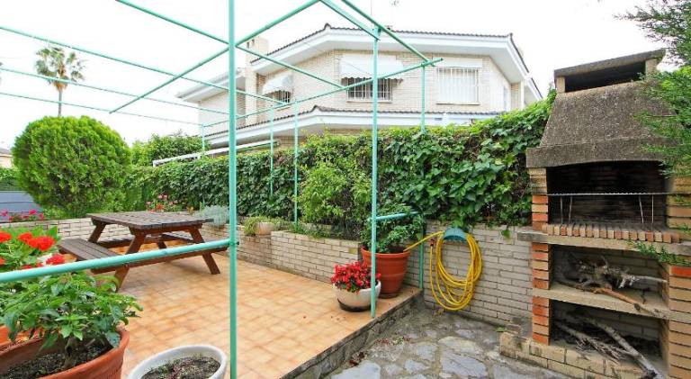 Vacation home with private pool & yard — photo 5