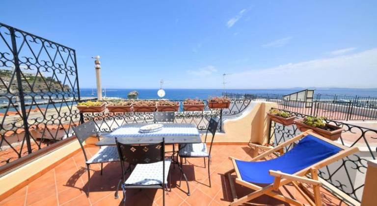 House with 2 rooms for 6 persons in Casamicciola Terme