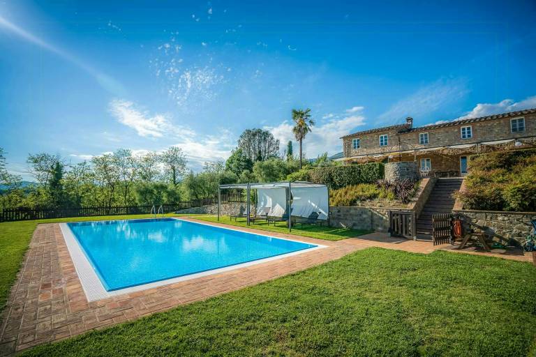 Rental apartment with BBQ, garden & private pool in Capannori