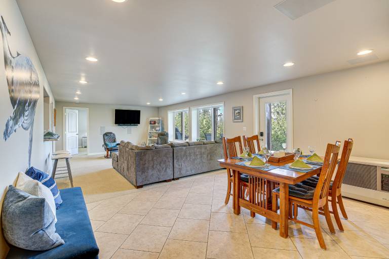 Fish & Hike Apartment w Pool Table in Ketchikan