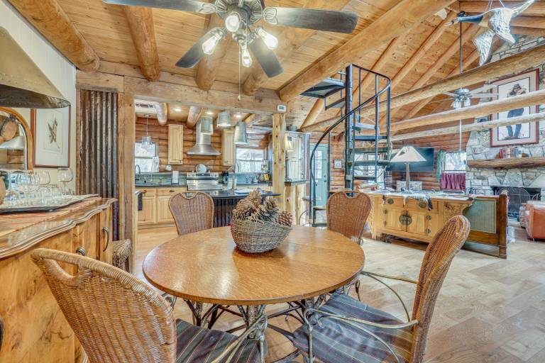 Hot Tub & Yard! 'Inn the Woods' Wimberley Cabin — photo 5
