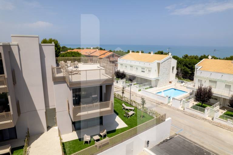 Pleasant apartment with pool | Beach view | Close to the beach | Pets are welcome in Pineto