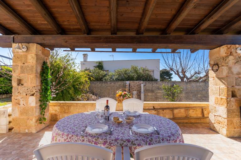 Apartment with terrace, yard & barbecue | Garden view in Alliste