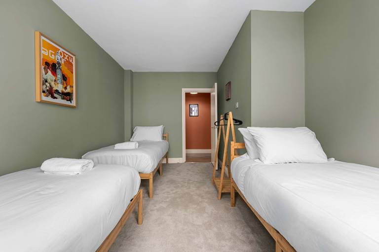 Family-oriented apartment | Close to Manchester Town Hall | Suitable for remote work | Dogs allowed — photo 5