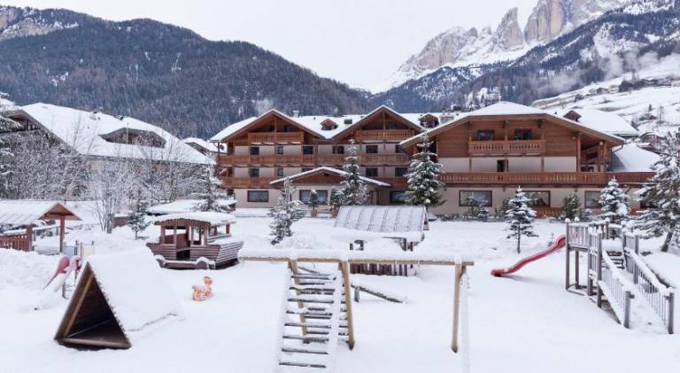 Hotel Sella Ronda Serenella - A 50 mt dalle piste da sci in Campitello di Fassa