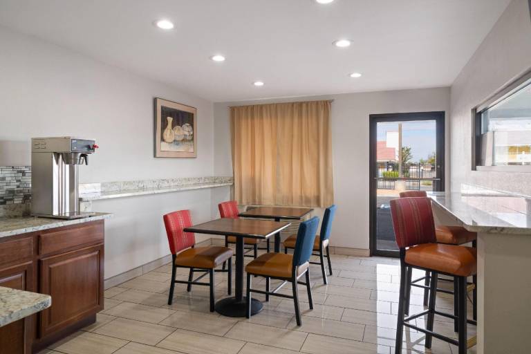 Travelodge by Wyndham Albuquerque West — photo 3