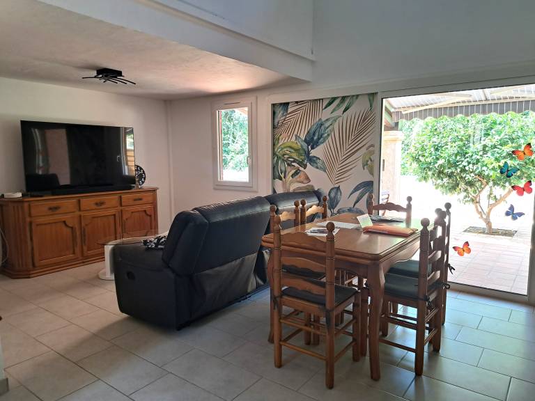 Vacation home with barbeque, pool & patio — photo 2