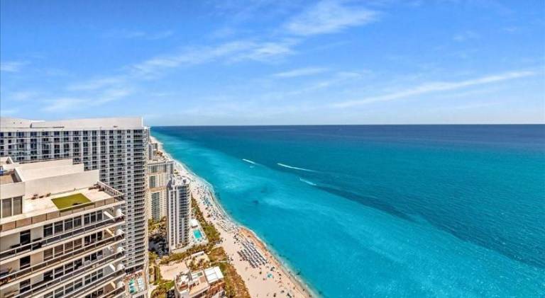 Beautiful holiday apartment with garden, sauna & pool | Next to the beach | Pets are welcome in Aventura, FL