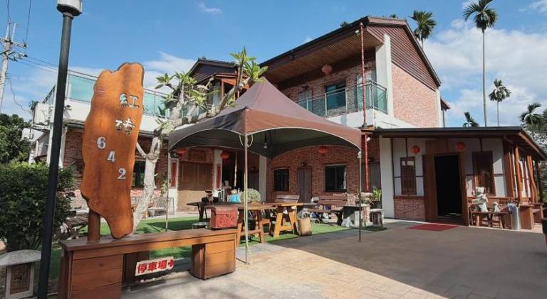 Red brick 642 B&B in Puli