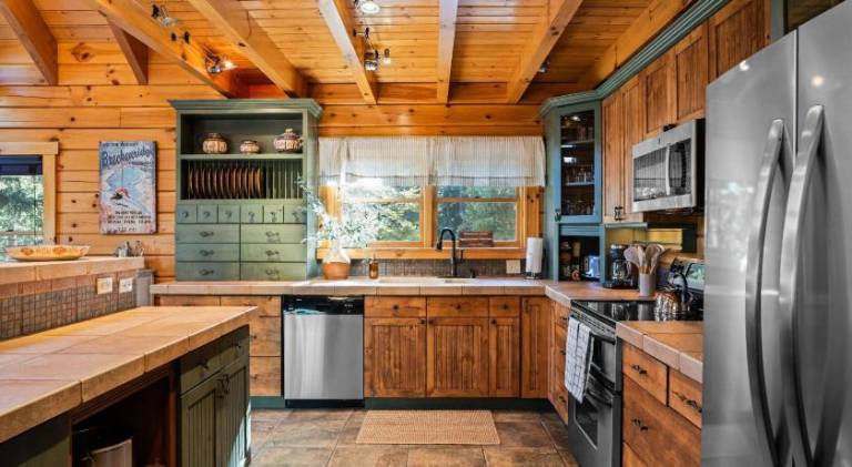 House with hot tub — photo 4