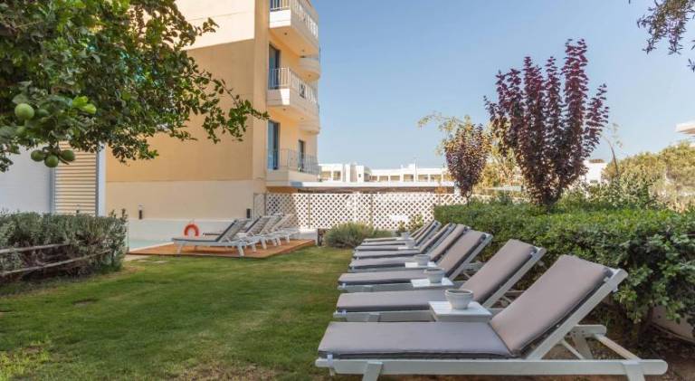 Wonderful serviced apartment with barbeque, pool & yard | Beach nearby | Perfect for remote work | Pets allowed — photo 3