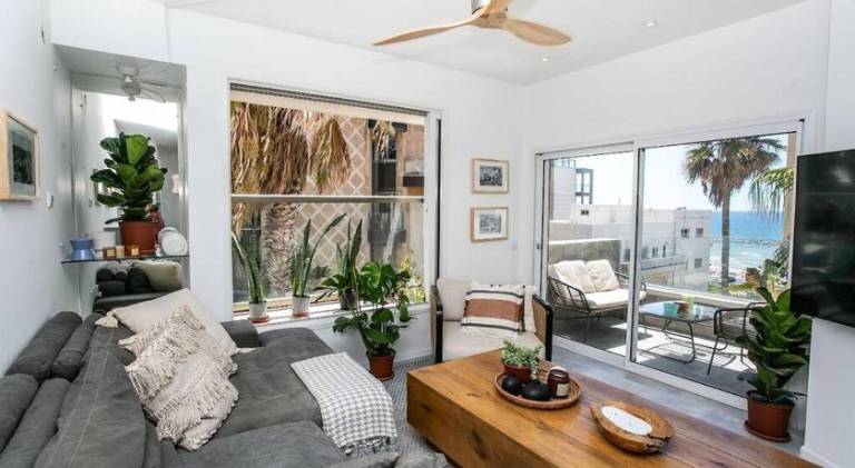 Prime Location 2BR Beach Flat in Tel Aviv