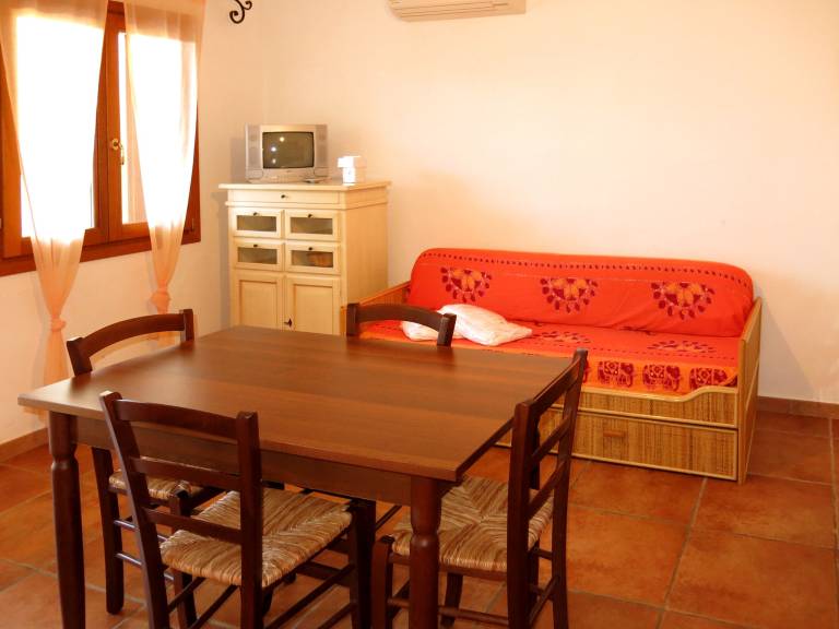 Family-oriented holiday apartment with grill, yard & pool | Pet-friendly — photo 5