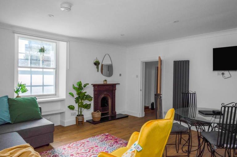 Family-friendly charming apartment with hot tub | Close to Calton Hill | Pets are welcome in Edinburgh