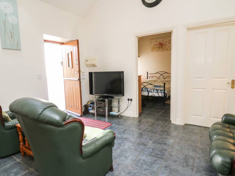 Family-friendly charming cottage with yard | Pets allowed — photo 4