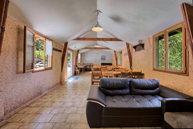 Charming vacation home with garden, grill & patio | Mountain view | Pet-friendly — photo 4