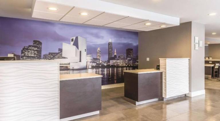 La Quinta Inn & Suites by Wyndham Cleveland - Airport North — photo 2