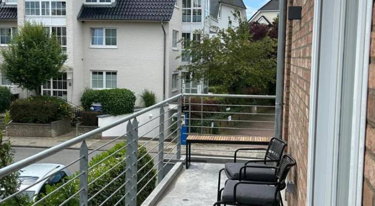 Apartment with yard & patio — photo 5