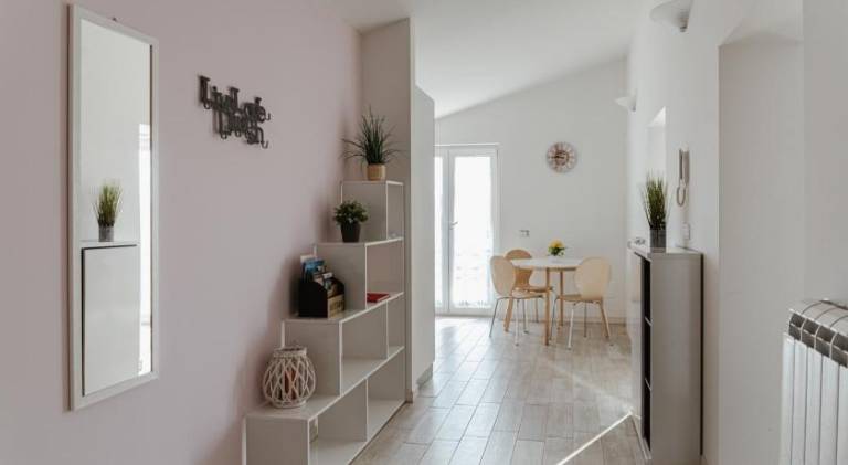 Apartment with private pool, yard & barbecue — photo 4