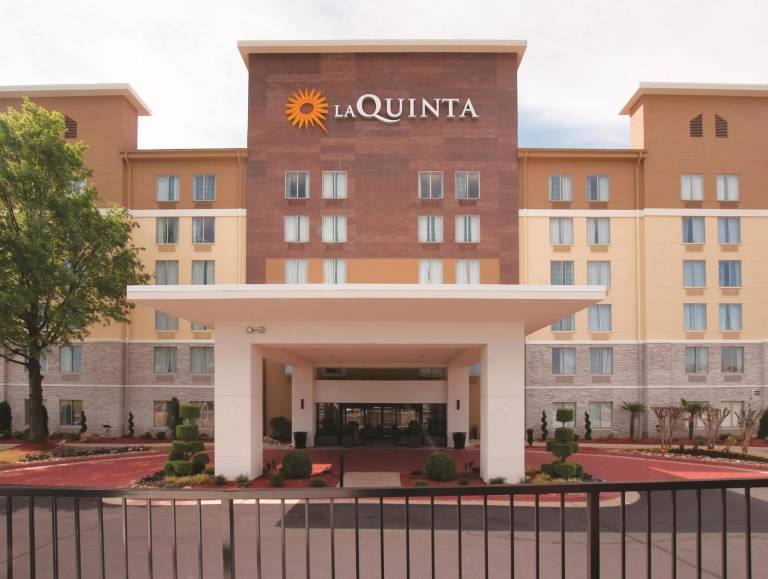 La Quinta Inn & Suites by Wyndham Atlanta Airport North in College Park, GA