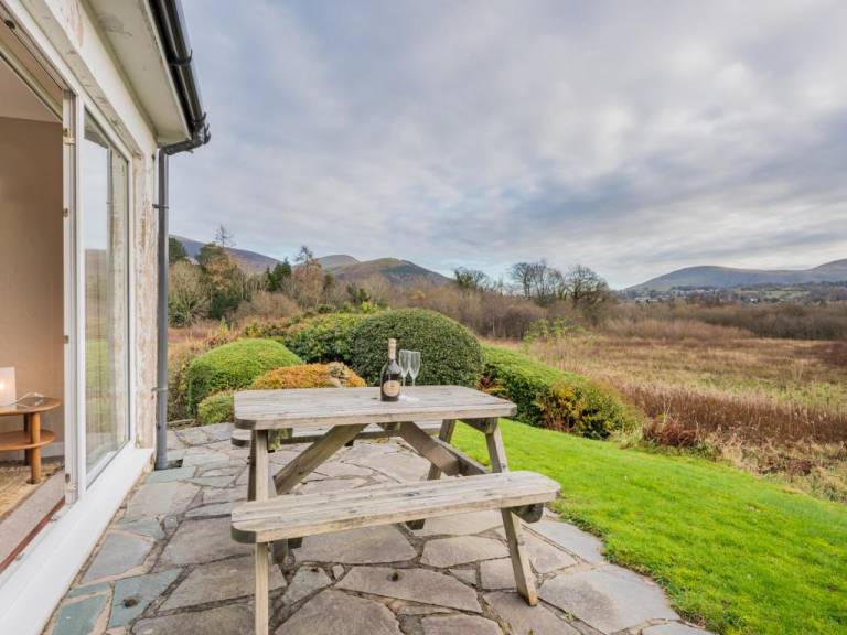 House with grill & yard | Water view in Keswick