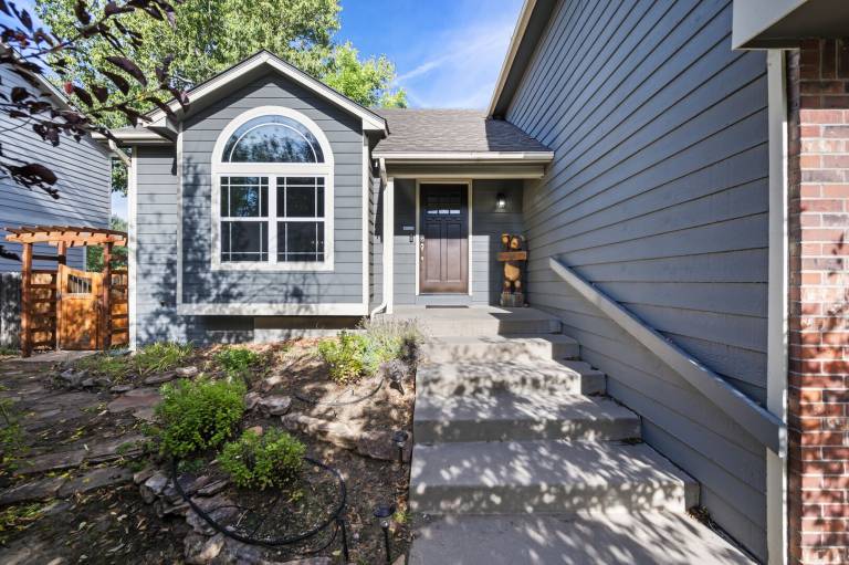 House with yard & patio — photo 2