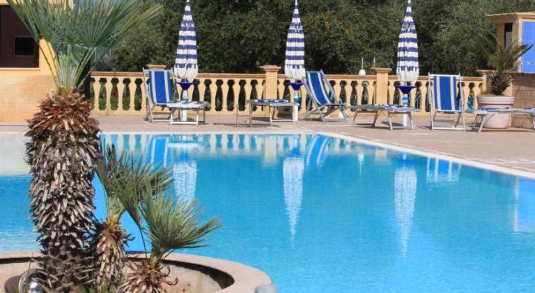 Serviced apartment with private pool, barbecue & terrace | Pets allowed in Vieste