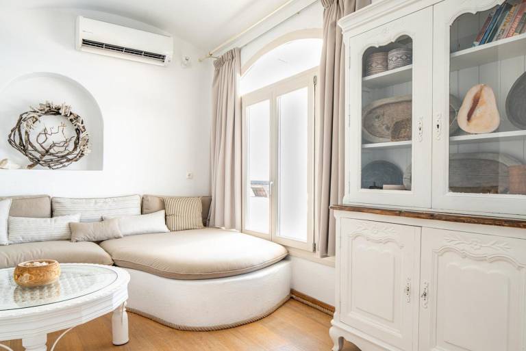 Family-oriented villa with private pool, jacuzzi & terrace | Sea view | Close to the beach | Pet-friendly — photo 4