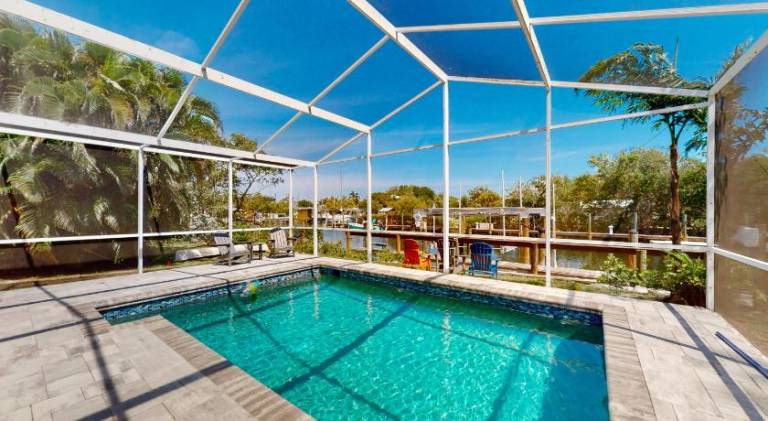Vacation home with pool | Pet-friendly — photo 3
