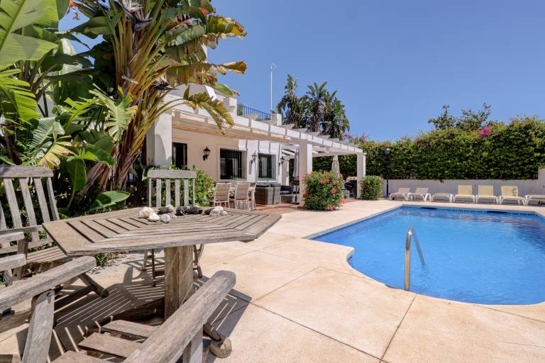 Villa with terrace, yard & private pool | Garden view — photo 2