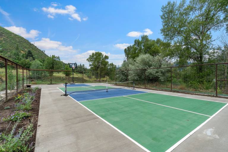 Pickle Ball Courts, Peaceful Deck Next to Creek! — photo 2