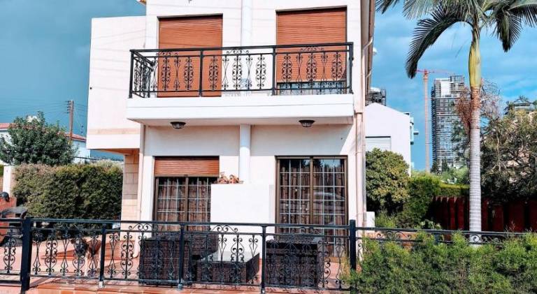House with terrace & garden — photo 2