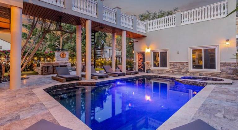 Villa with hot tub & pool in Tampa, FL