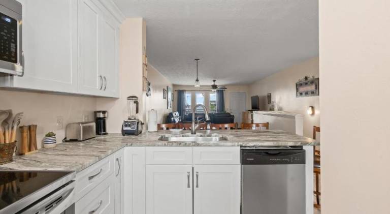 Gulf View Beach Bungalow, Dog-Friendly, Near Scooners, Near Beach — photo 4