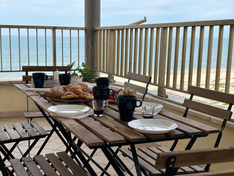 Beachfront, balcony, parking, private access beach — photo 4