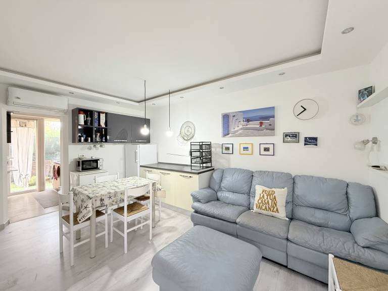 Holiday apartment with yard — photo 3
