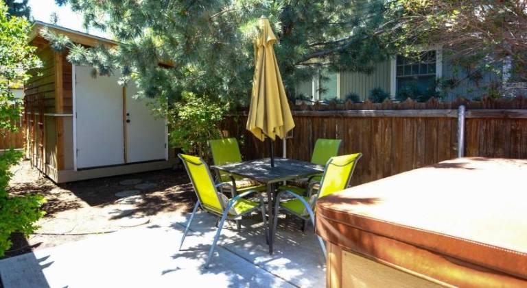 House with hot tub — photo 4
