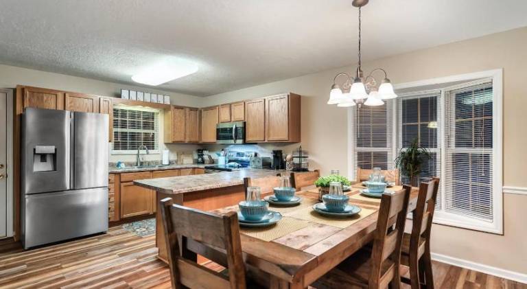 Ample vacation home with jacuzzi & pool | Pet-friendly — photo 3