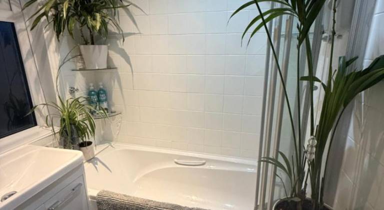 Spacious room and single with private bathroom — photo 4